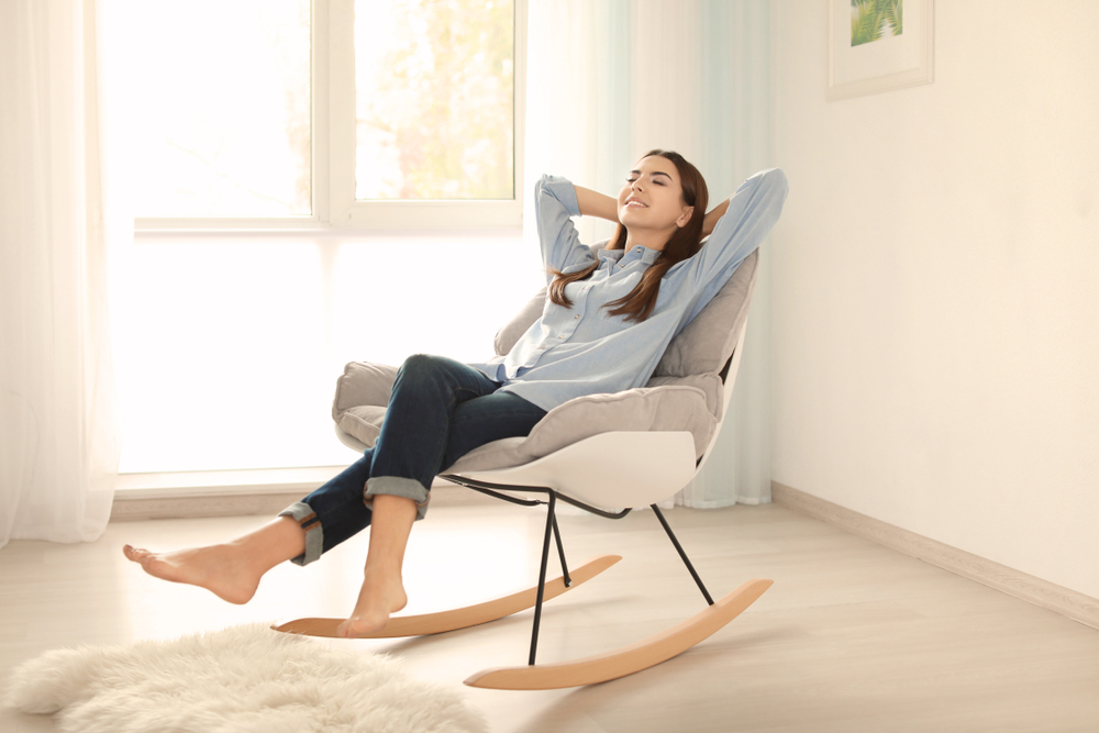 Žena odpočívá na houpacím křesle